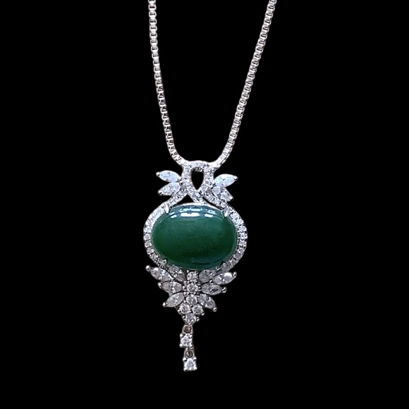 🎉HP🎉 Uniquely gorgeous green & silver crystal fashion necklace. NWT - Picture 5 of 5